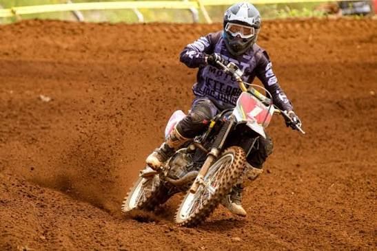 Piloto de velocross na pista de terra